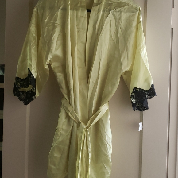 NWT neon yellow robe - Picture 3 of 6